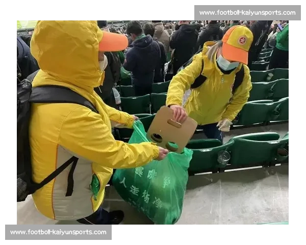 南京球迷 “人走场净” 赛场内外皆风景 南京球迷 “人走场净” 赛场内外皆风景