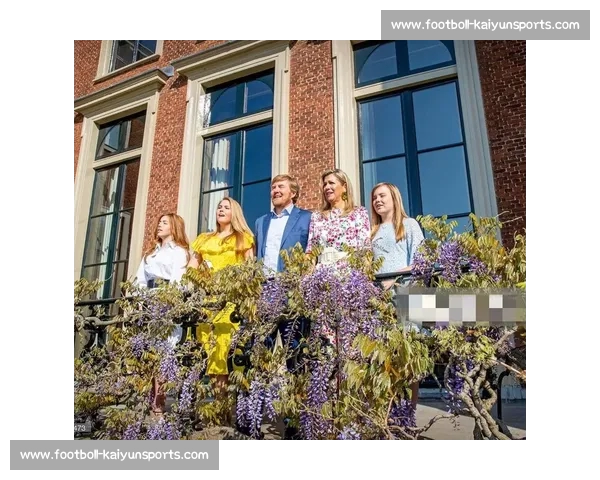 李明携子亮相世俱杯!高颜值父子同框引热议